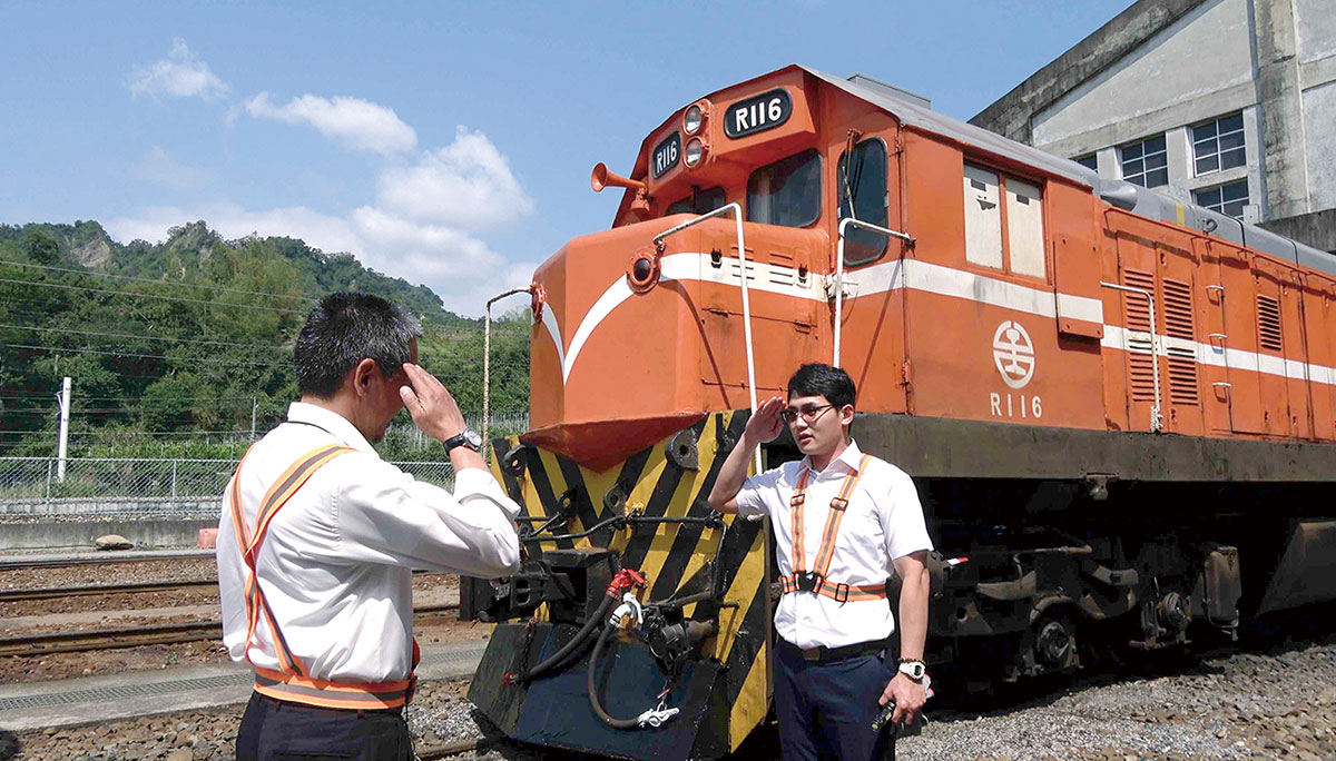 鉄道を守り続ける鉄道員と台湾の記憶を共に残した人々に捧げる